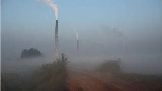 ঢাকা দূষণের শহর হওয়ার কারণে এখানে ধুলা এবং ধোঁয়ার আধিক্য থাকে। যার কারণে কুয়াশাও ঘন হয়।