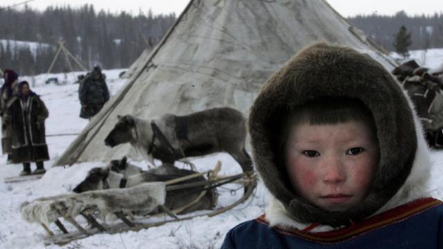Niño en una comunidad de pastores nómadas de Siberia