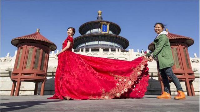 在中国，新娘一般身穿红色礼服。