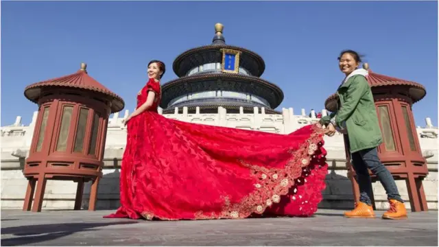 在中国,新娘一般身穿红色礼服。