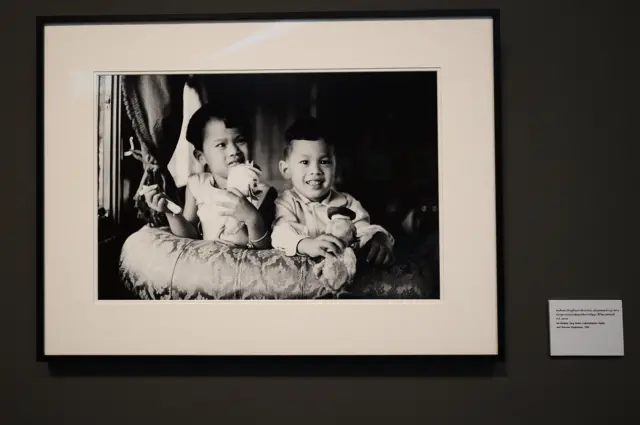 พระบาทสมเด็จพระปรมินทรมหาภูมิพลอดุลยเดชทรงฉายพระรูปสมเด็จพระเจ้าอยู่หัวมหาวชิราลงกรณ บดินทรเทพธวรางกูร และทูลกระเหม่อมหญิงอุบลรัตนราชกัญญา สิริวัฒนาพรรณวดี เมื่อปี พ.ศ. 2498