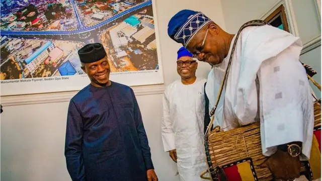 Ajibi n lu iya ilu, igbakeji aa Osinbajo n woo pẹlu ẹrin