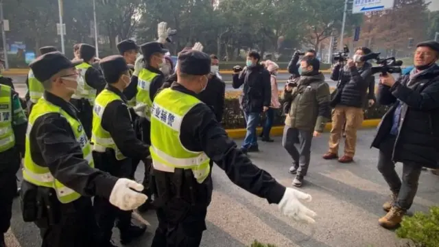 журналисттерди токтотуп жаткан полиция