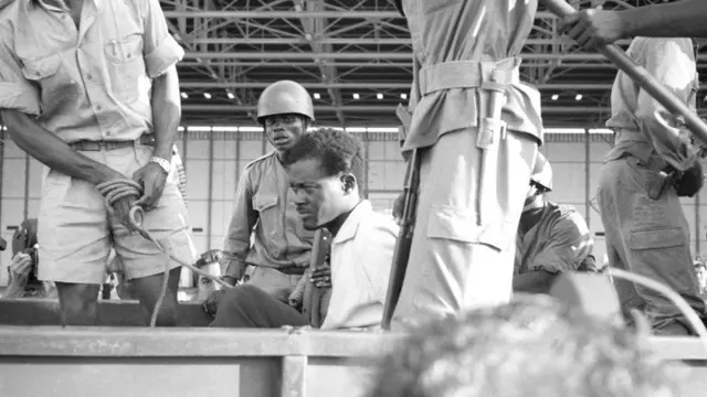 Lumumba yahise ashyikirizwa abanzi be, nuko yicirwa muri gereza mu kwezi kwa mbere mu mwaka wa 1961
