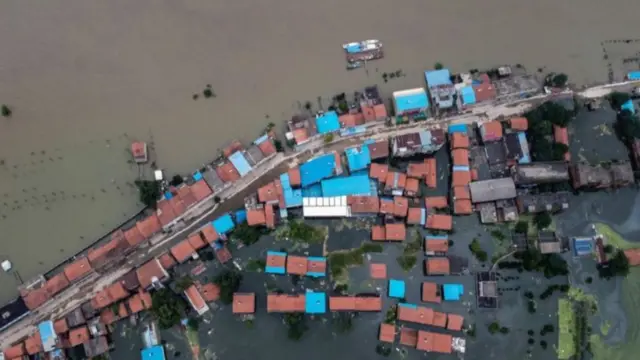 Hàng triệu người phải sơ tán và hàng ngàn lính được điều động trên toàn quốc để giúp phòng chống lũ lụt.