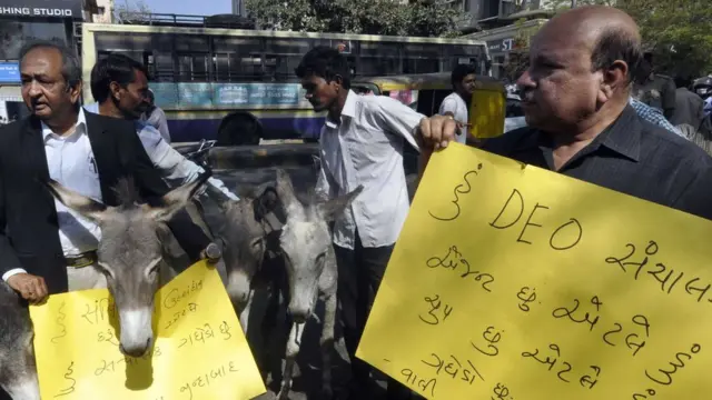 વિરોધ પ્રદર્શન કરી રહેલા વાલીઓની તસવીર