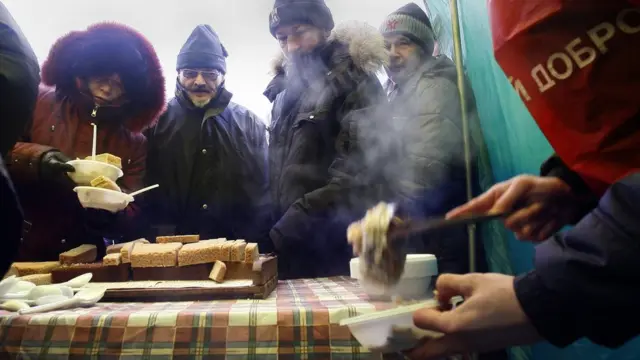 Раздача еды бездомным