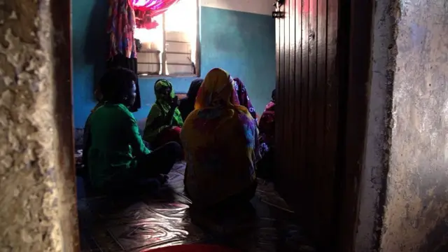 Abo bakobwa bari mu cumba kitabona nea