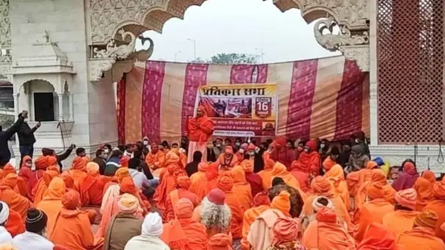 ધર્મ સંસદમાં વાંધાજનક ભાષણ આપવાના મામલામાં અરેસ્ટ કરાયેલા ઉત્તર પ્રદેશ શિયા વક્ફ બોર્ડના ભૂતપૂર્વ અધ્યક્ષ વસીમ રિઝવી ઉર્ફે જિતેન્દ્ર નારાયણ ત્યાગી અને મહિલાઓ વિરુદ્ધ અભદ્ર ટિપ્પણી કરવાના મામલામાં યતિ નરસિંહાનંદની ધરપકડના વિરોધમાં હરિદ્વારના સર્વાનંદ ઘાટ પર 16 જાન્યુઆરીએ યોજાયેલી પ્રતિકાર સભામાં સંખ્યાબંધ લોકો હાજર રહ્યા હતા.