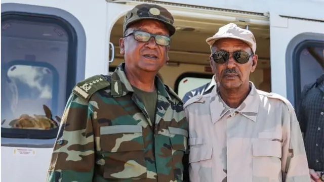 ኢታ ማጆር ሹም ኢትዮጵያ ጀነራል ሰዓረ መኮንን (ጸጋም) ምስ ኤርትራዊ ብ/ጀ ተኽለ "ማንጁስ" ክፍላይ