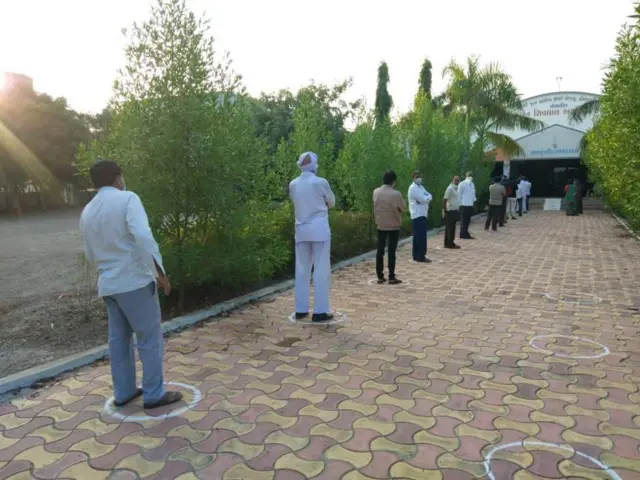 મોરબીમાં મતદાનમથક બહાર લાઇન