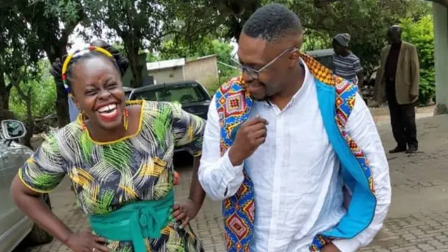 मुवुंबी आणि त्यांचा अँकर दोघंही पॉली आहेत.