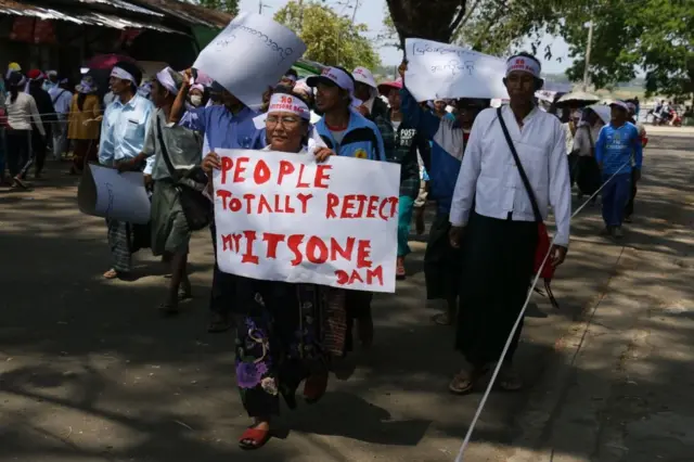 မြစ်ဆုံစီမံကိန်းကို ၂၀၁၉ ဧပြီမှာ မြစ်ကြီးနားဆန္ဒပြတဲ့ ဒေသခံတွေ
