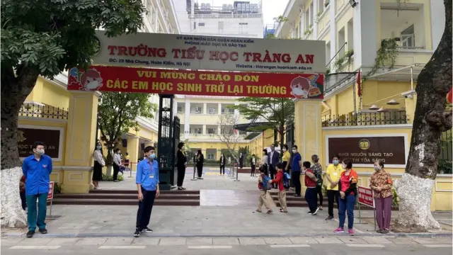 Trường Tiểu học Tràng An chào đón học sinh trở lại trường sau gần một năm dạy và học trực tuyến