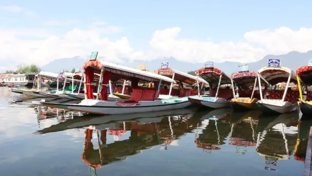 காஷ்மீரில் சுற்றுலா பயணிகள் வெறிச்சோடி காணப்படுகின்றன.