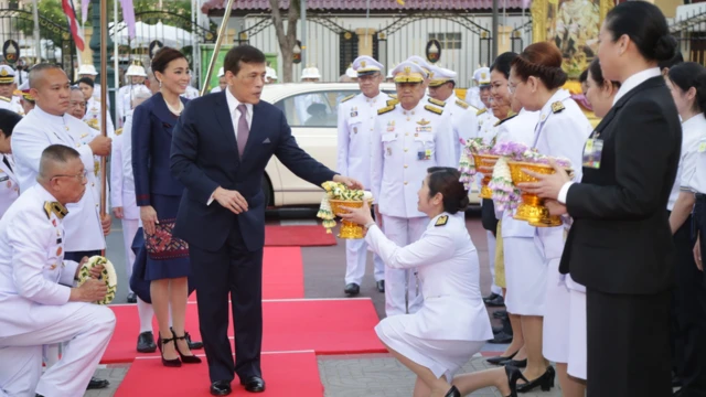 พระบาทสมเด็จพระเจ้าอยู่หัว และสมเด็จพระนางเจ้าฯ พระบรมราชินี เสด็จพระราชดําเนินทรงเปิดโครงการรถไฟฟ้ามหานครสายเฉลิมรัชมงคล