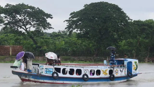 গণপরিবহন বা নিজের কোনও বাহন