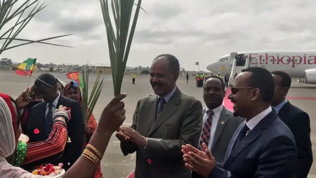 ጠቅላይ ሚኒስትር ዐብይ ከፕሬዝዳንት ኢሳያስ ጋር በአሥመራ አየር ማረፊያ