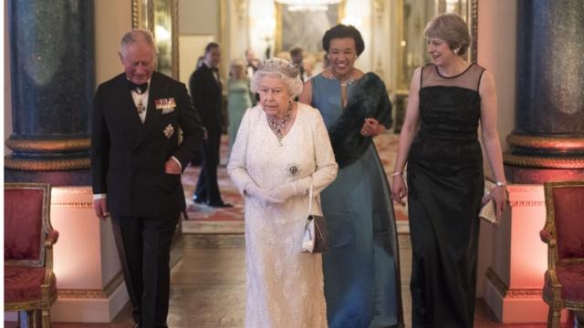 チャールズ皇太子、スコットランド女男爵、テリーザ・メイ英首相らとともに英連邦加盟各国の首脳との夕食会に到着したエリザベス英女王