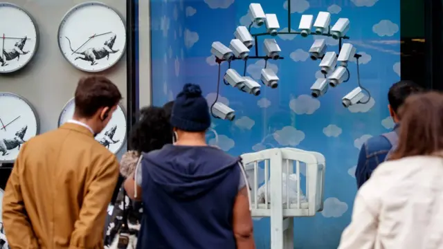 Çok sayıda güvenlik kamerasının izlediği beşik, dükkandaki 'ürünler' arasında yer alıyor