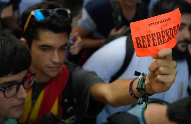 Katalan hükümeti, İspanya hükümetinin tepkisine rağmen 1 Ekim tarihinde bir bağımsızlık referandumu düzenlemeyi planlıyor.