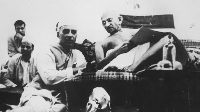 महात्मा गांधी आणि जवाहरलाल नेहरू