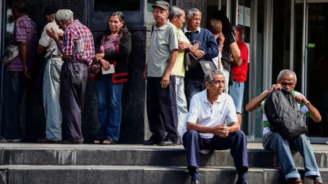 Aposentados fazem fila para receber benefício na Venezuela