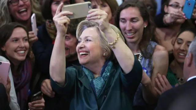 コネティカット州の支持者集会で自撮りするクリントン氏（24日）