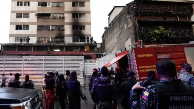 ਰਾਸ਼ਟਰਪਤੀ ਨਿਕੋਲਸ ਮਡੂਰੋ ਦੇਭਾਸ਼ਣ ਵਾਲੀ ਥਾਂ ਦੇ ਕੋਲ ਮੱਚੀਆਂ ਖਿੜਕੀਆਂ