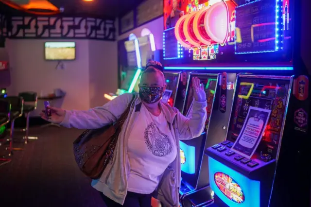 В зале игровых автоматов