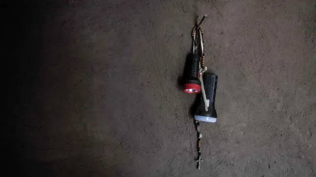 Lampe vise na zidu u kampu Bidi Bidi