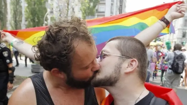 Casal gay se beija na Parada do Orgulho LGBTbaixar aplicativo de aposta de jogoKiev