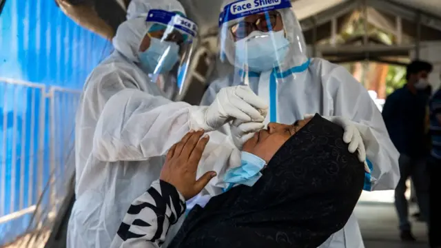 করোনা শনাক্তে চলছে সোয়াব টেস্ট