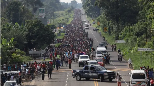 Caravana camina en territorio mexicano.