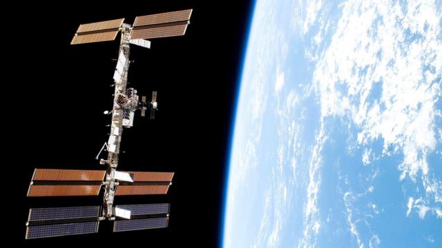 Каждые 92 минуты МКС со своими солнечными панелями делает виток вокруг Земли