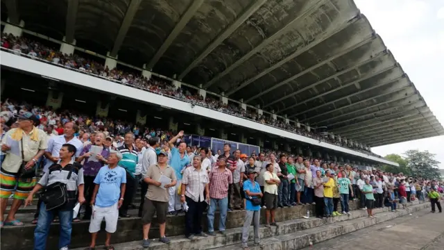 บรรยากาศผู้ชมการแข่งม้าวันสุดท้ายที่สนามม้านางเลิ้งเมื่อวันที่ 16 ก.ย. 2561