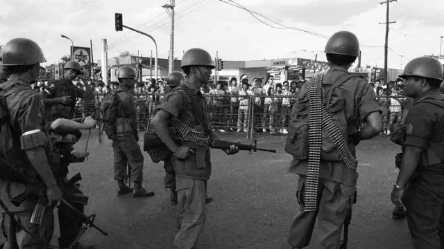 Privukavši milione sledbenika, demonstracija Narodne vlasti svrgle su Markosov režim na Filipinima