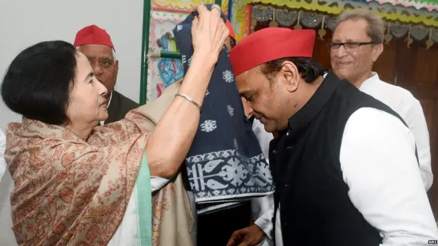 अखिलेश के साथ ममता बनर्जी