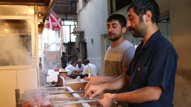 Sehmus usta günde 150-200 kg ciğer sattıklarını söylüyor.