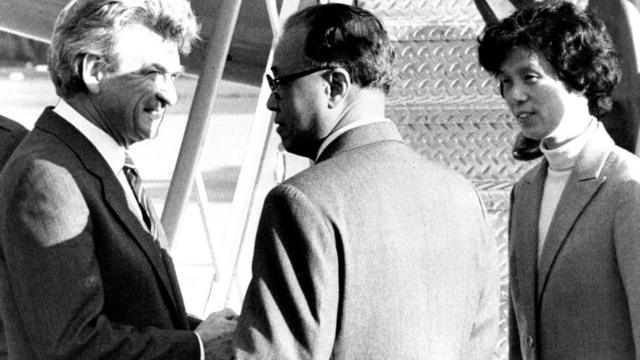 中共总书记赵紫阳1983年到澳大利亚访问，霍克在机场迎接。
