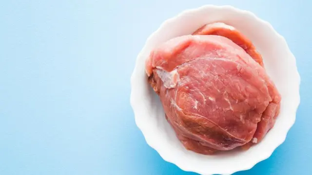 تحتوي المنتجات الحيوانية، مثل اللحم البقري والبيض على الكوليسترول