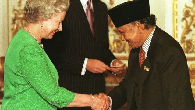 Wakil Presiden Habibie dengan Ratu Elizabeth.