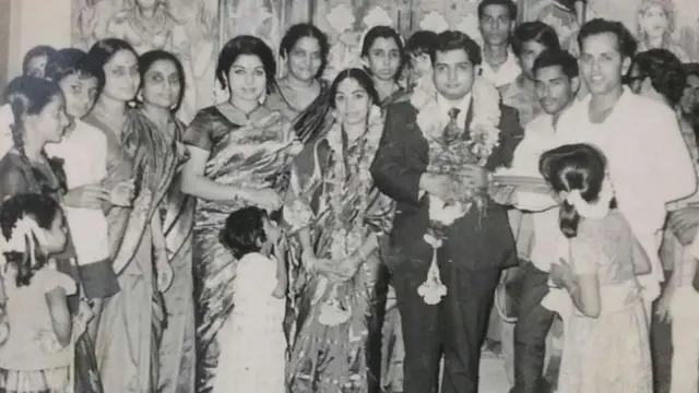 इस तस्वीर में जयललिता अपने भाई की शादी के वक़्त नज़र आ रही हैं.