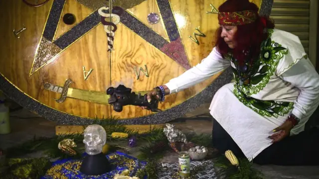 मेक्सिकोमध्ये एका कर्मकांडाद्वारे वर्ल्ड कपचं भाकित वर्तवणारी व्यक्ती