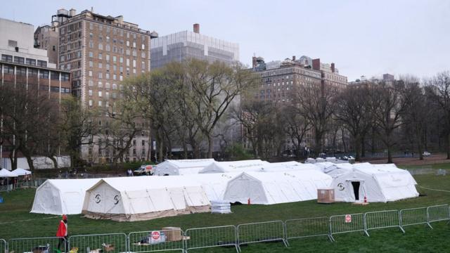 Tendas do hospital de campanha instalado no Central Park, em Nova York