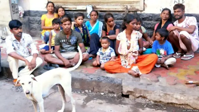 रवी सांगा पवार आणि त्याचं बेघर कुटुंब