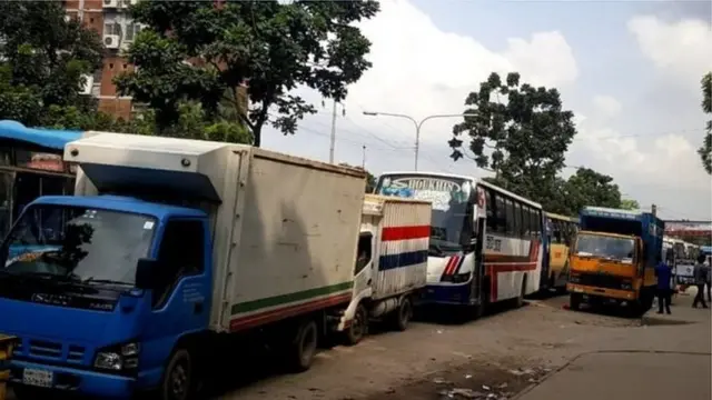 শিক্ষার্থীদের আন্দোলনের মুখে কাগজপত্র বৈধ করানোর জন্য বিআরটিএ-তে দীর্ঘ সারি