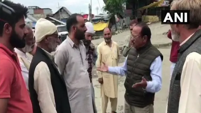 धारा 370 से जुड़े फैसले के बाद कश्मीर में भी डोभाल इसी तरह लोगों के बीच गए थे.