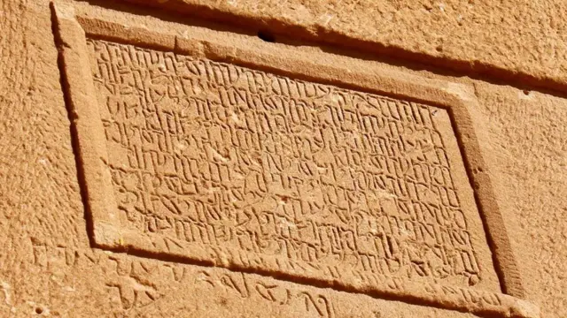 کتیبه‌هایی که روی مقبره‌ها حک شده است اطلاعات جالبی درباره تمدن نبطی در اختیار ما می‌گذارد