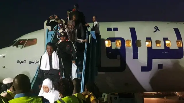 Nigerians dey comot from airplane as dem dey land from Libya